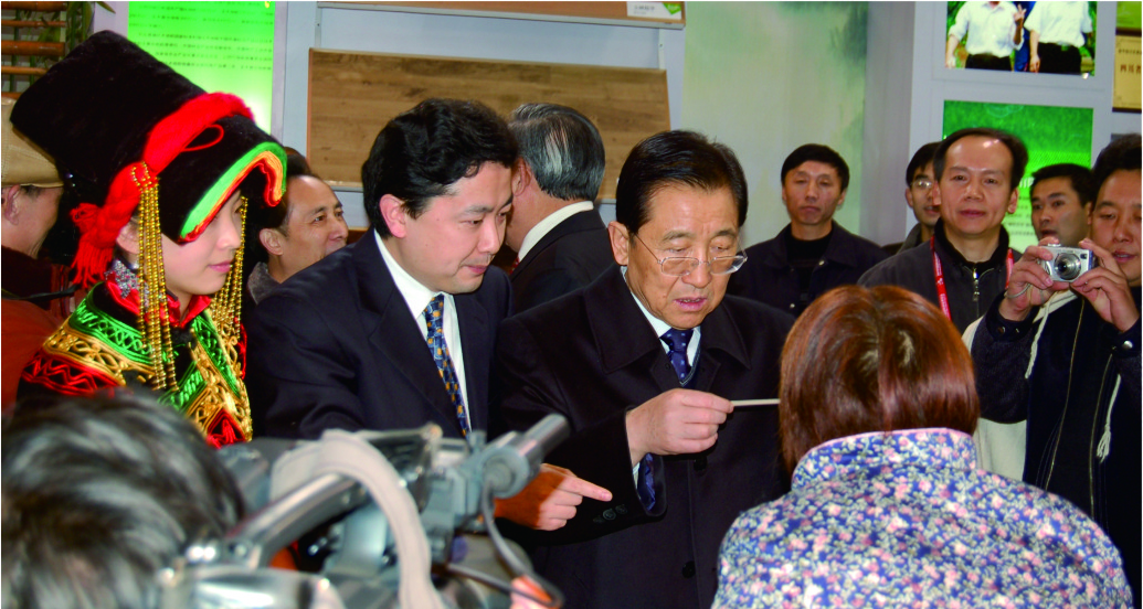 2007年原國(guó)家林业局局長(cháng)贾治邦（中）亲临成都青花(huā)椒推进会指导